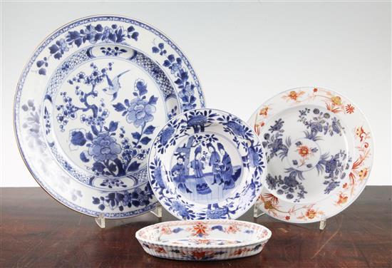 Three Chinese export dishes and a Japanese Imari dish, 18th/19th century, 19cm